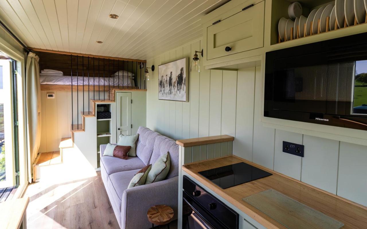 The Shire Luxury Converted Horse Lorry With Private Hot Tub Cyfie Farm Llanfyllin エクステリア 写真